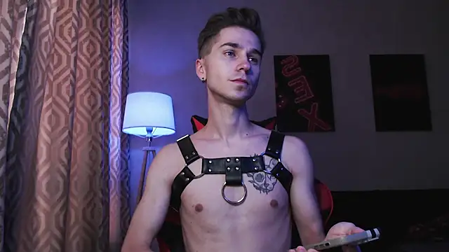 Joseph  Quinn online show from October 17, 2025, 4:05 am