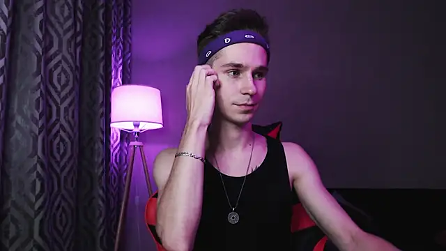 Joseph  Quinn online show from October 15, 2025, 5:10 pm