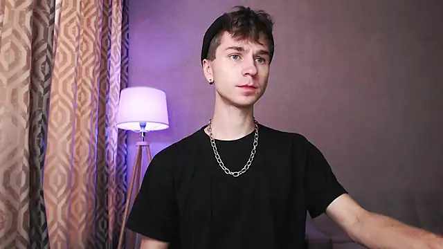 Joseph  Quinn online show from October 8, 2025, 4:03 am