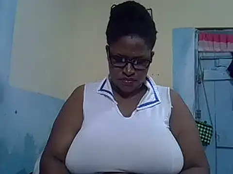 Snapshot of sexy_bigboobss chatting on October 5, 2025, 9:22 am sexy bigboobss online show from October 5, 2025, 9:22 am