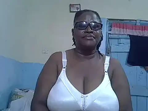 Snapshot of sexy_bigboobss chatting on October 15, 2025, 8:33 am sexy bigboobss online show from October 15, 2025, 8:33 am