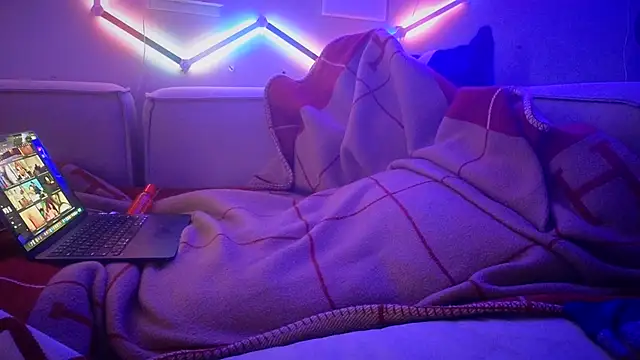 YouLikeBigDick9 online show from October 15, 2025, 6:44 am