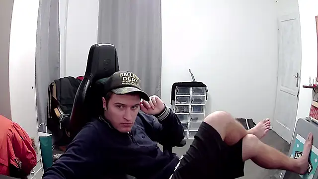 Snapshot of PKrisztian chatting on April 21, 2026, 11:33 pm PKrisztian online show from April 21, 2026, 11:33 pm