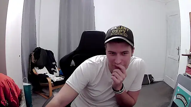 Snapshot of PKrisztian chatting on April 16, 2026, 2:01 am PKrisztian online show from April 16, 2026, 2:01 am