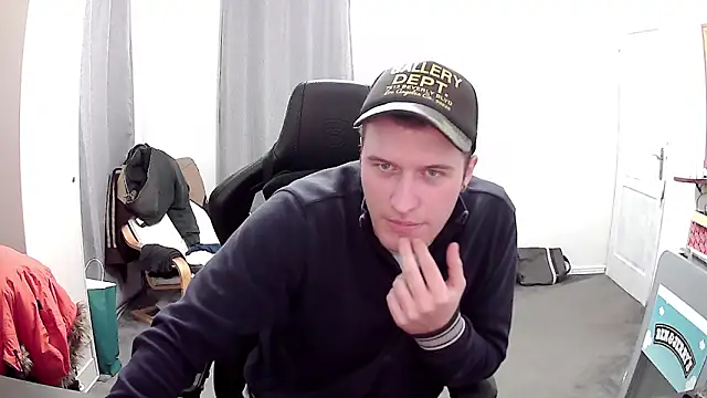 Snapshot of PKrisztian chatting on April 13, 2026, 11:53 pm PKrisztian online show from April 13, 2026, 11:53 pm