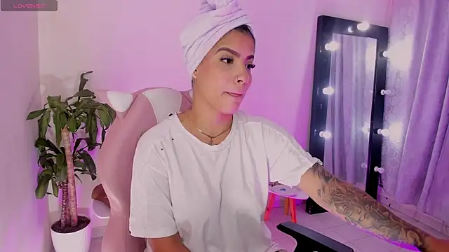 EmmaRusellx online show from April 16, 2026, 9:39 pm