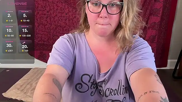 Snapshot of GlitterKitty108 chatting on November 2, 2025, 2:11 pm GlitterKitty108 online show from November 2, 2025, 2:11 pm