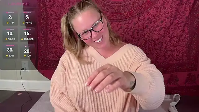 Snapshot of GlitterKitty108 chatting on October 25, 2025, 1:23 pm GlitterKitty108 online show from October 25, 2025, 1:23 pm