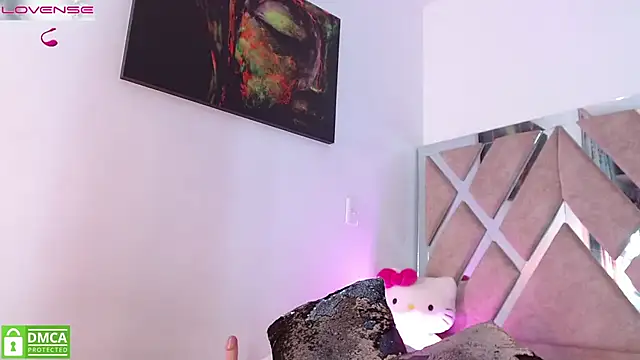 Snapshot of LauryMoons chatting on December 2, 2025, 11:17 pm LauryMoons online show from December 2, 2025, 11:17 pm