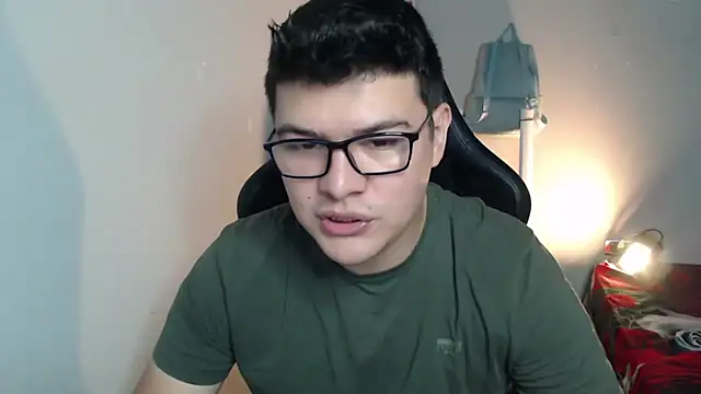 Snapshot of Plug_Control chatting on February 19, 2026, 8:39 pm Plug Control online show from February 19, 2026, 8:39 pm