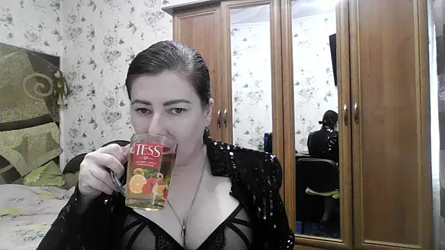 Snapshot of SophieNightAh chatting on November 15, 2025, 7:23 am SophieNightAh online show from November 15, 2025, 7:23 am