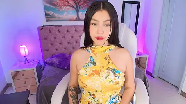 Julianaa Castro  online show from November 7, 2025, 12:10 pm