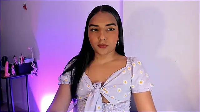 Snapshot of CandyLatinHott chatting on June 28, 2026, 9:43 pm CandyLatinHott online show from June 28, 2026, 9:43 pm