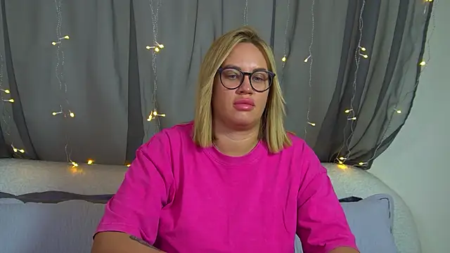 MariaNeumann online show from November 23, 2025, 6:29 pm