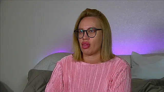 Snapshot of MariaNeumann chatting on October 19, 2025, 6:32 pm MariaNeumann online show from October 19, 2025, 6:32 pm