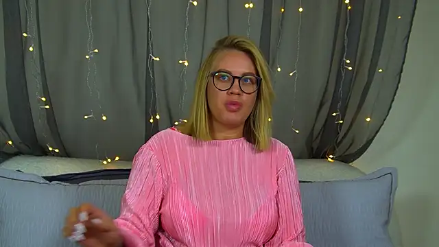 MariaNeumann online show from November 30, 2025, 6:41 pm