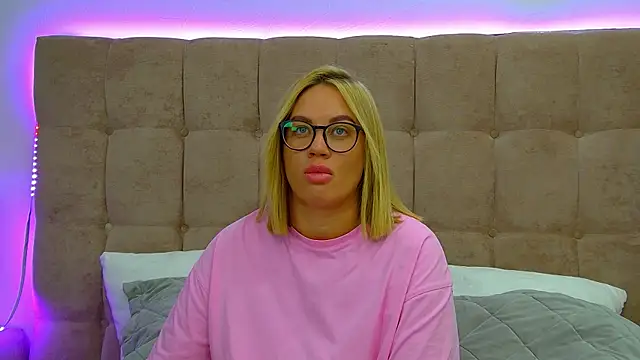 Snapshot of MariaNeumann chatting on November 12, 2025, 6:17 am MariaNeumann online show from November 12, 2025, 6:17 am