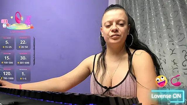 Snapshot of AdriannaLily chatting on May 8, 2026, 4:33 pm AdriannaLily online show from May 8, 2026, 4:33 pm