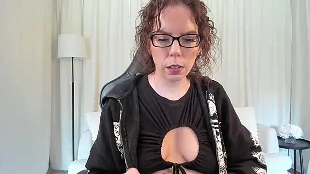 Snapshot of SaraDesirexo chatting on May 12, 2026, 12:44 pm SaraDesirexo online show from May 12, 2026, 12:44 pm