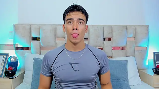 Snapshot of its_liam18 chatting on November 19, 2025, 12:43 am its liam18 online show from November 19, 2025, 12:43 am