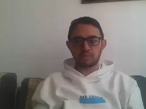 Snapshot of Diptongo chatting on December 5, 2024, 3:23 pm Diptongo online show from December 5, 2024, 3:23 pm