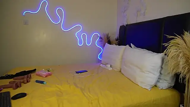 Snapshot of _Watuluv_ chatting on February 8, 2025, 4:35 pm  Watuluv  online show from February 8, 2025, 4:35 pm