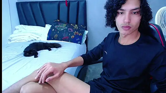 Tayronx33 online show from November 25, 2025, 9:37 pm