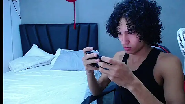 Tayronx33 online show from November 13, 2025, 8:46 pm