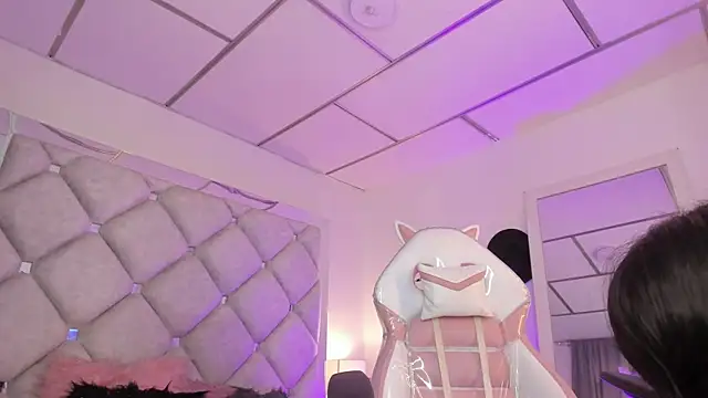 alessiaferry online show from October 9, 2025, 5:35 pm