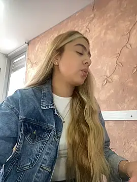 Miabonnett  online show from November 5, 2025, 12:08 pm