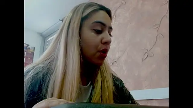 Miabonnett  online show from December 20, 2025, 12:30 pm