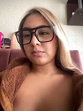 Miabonnett  online show from April 21, 2026, 3:29 pm