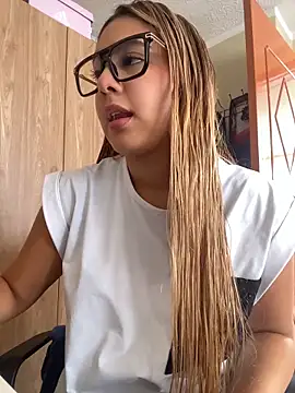 Miabonnett  online show from June 10, 2026, 3:24 pm