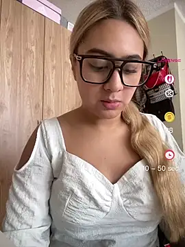 Miabonnett  online show from May 8, 2026, 3:05 pm