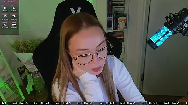 Snapshot of Emili1- chatting on December 2, 2025, 1:02 pm Emili1- online show from December 2, 2025, 1:02 pm