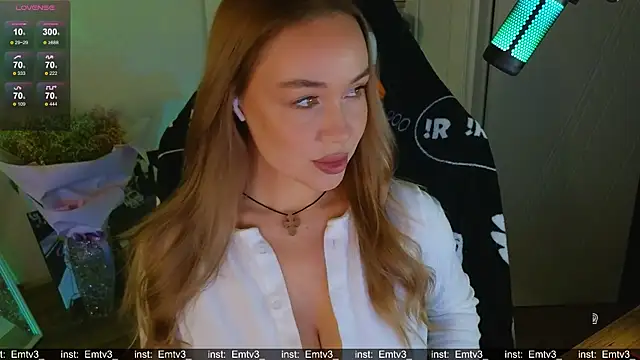 Snapshot of Emili1- chatting on December 17, 2025, 4:01 pm Emili1- online show from December 17, 2025, 4:01 pm