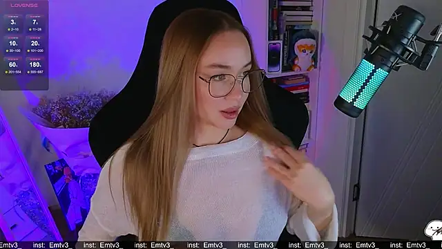 Snapshot of Emili1- chatting on December 3, 2025, 1:54 pm Emili1- online show from December 3, 2025, 1:54 pm