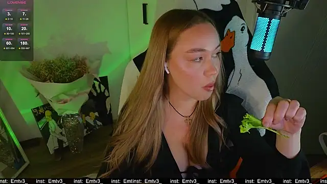 Snapshot of Emili1- chatting on November 15, 2025, 5:17 pm Emili1- online show from November 15, 2025, 5:17 pm