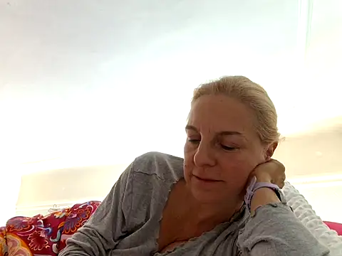 FrauleinSchmitt online show from October 2, 2025, 7:45 am