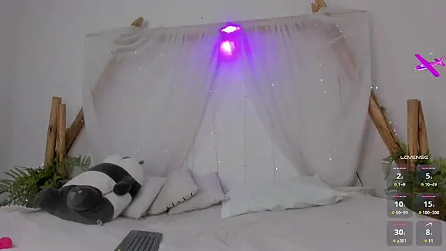 Snapshot of _RedMoon chatting on December 14, 2025, 6:46 pm RedMoon online show from December 14, 2025, 6:46 pm