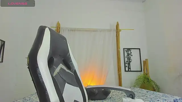 Snapshot of _RedMoon chatting on November 10, 2025, 10:37 pm RedMoon online show from November 10, 2025, 10:37 pm