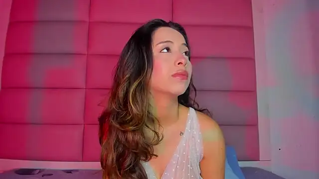 Snapshot of little-Emma chatting on December 5, 2025, 3:05 am little-Emma online show from December 5, 2025, 3:05 am