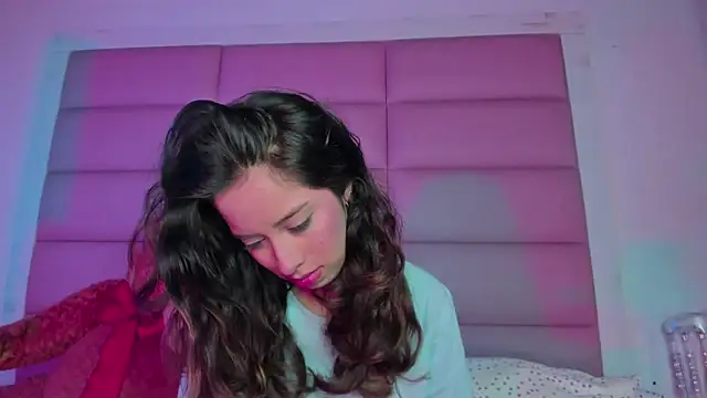 little-Emma online show from December 22, 2025, 3:28 am