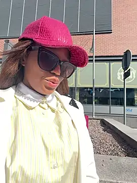 Snapshot of Black_Dolll chatting on April 14, 2026, 12:32 pm Black Dolll online show from April 14, 2026, 12:32 pm
