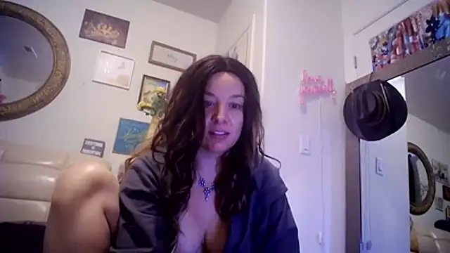 Snapshot of MonroeLoves chatting on November 11, 2025, 3:40 pm MonroeLoves online show from November 11, 2025, 3:40 pm