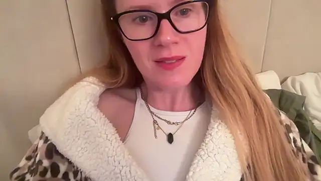 redheadrosie69 online show from September 14, 2025, 6:52 pm