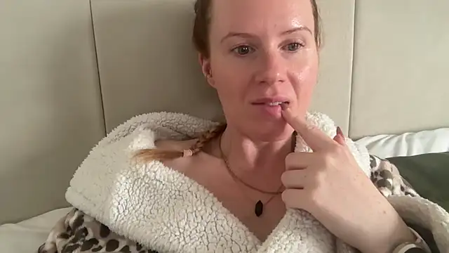 redheadrosie69 online show from September 30, 2025, 8:42 am