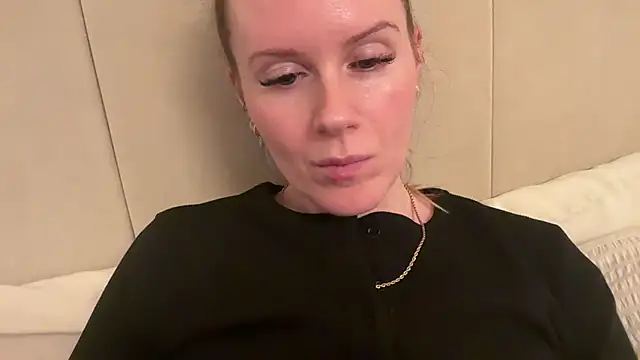 redheadrosie69 online show from November 28, 2025, 8:31 pm