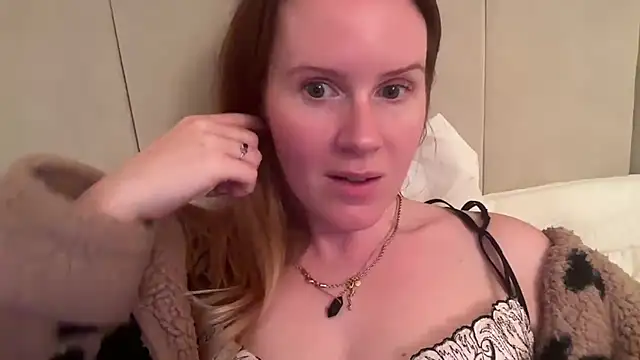 redheadrosie69 online show from October 2, 2025, 7:06 pm