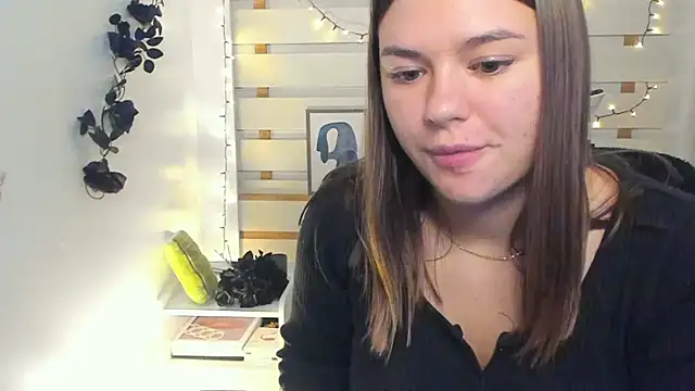 Josephine Kiss online show from November 5, 2025, 1:58 pm